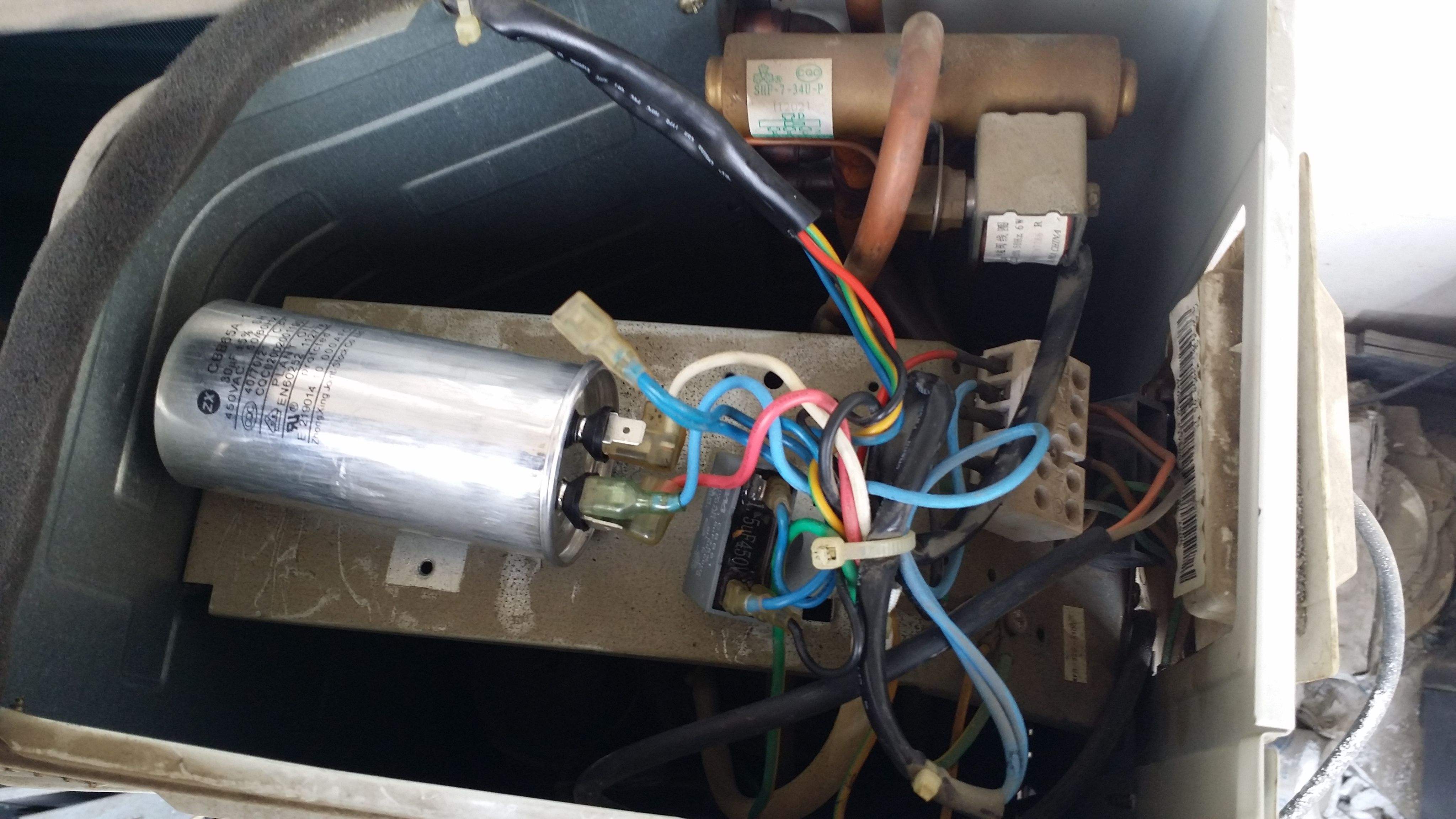 空調(diào)外機(jī)的電容器實(shí)景圖 空調(diào)外機(jī)的電容器實(shí)景圖