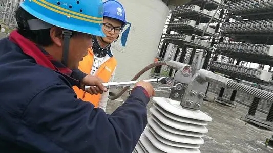 電力電容器緊固力矩測(cè)試現(xiàn)場(chǎng)